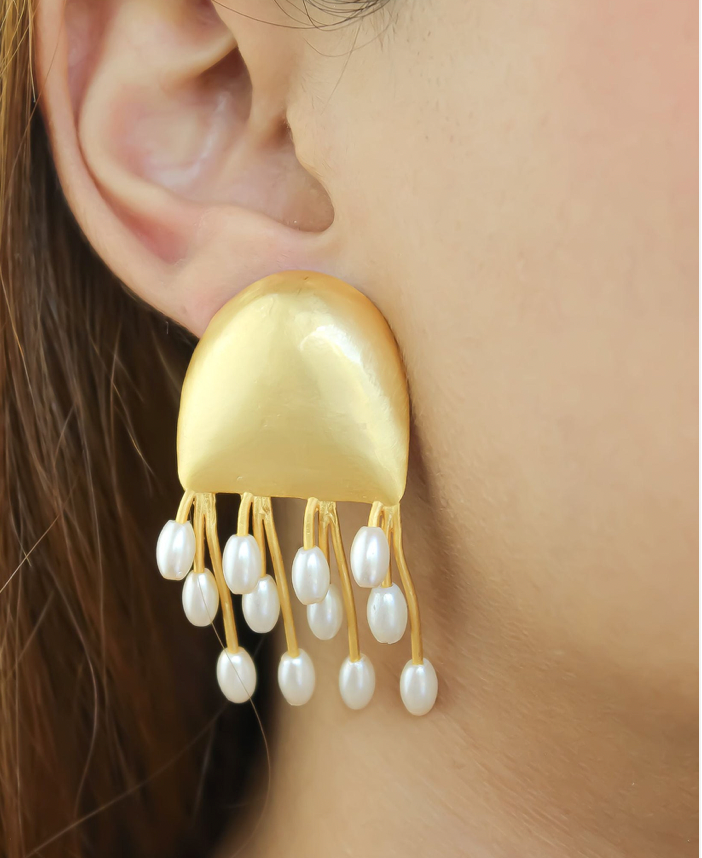 Medusa Pearl Gold earrings